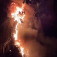DRAMA U DIZNILENDU Popularna atrakcija eksplodirala, vatra počela da guta sve - porodice sa decom krenule u beg (VIDEO) 
