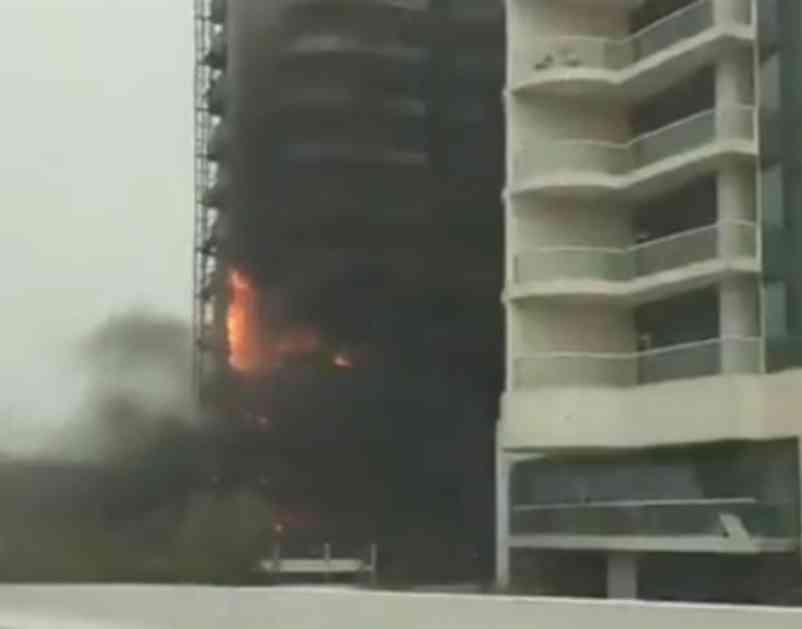 DRAMA U DUBAIJU: Gori neboder, vatrogasci se bore sa vatrenom stihijom! (VIDEO)