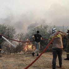 DRAMA U GRČKOM RAJU: Pakleni požar na ostrvu Hios, vatrogasci u borbi za spas 
