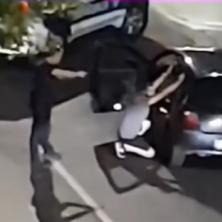 DRAMA U JUŽNOM BULEVARU: Hapšenje kao u filmovima! Policajac drži pištolj uperen u muškarca! Uhvaćena dvojica (VIDEO)