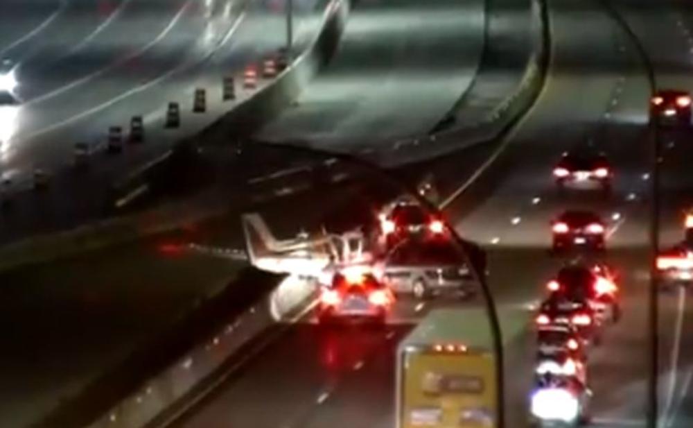 DRAMA U MINESOTI: Mali avion prinudno sletio na auto-put zbog kvara na motoru i sudario se sa automobilom (VIDEO)