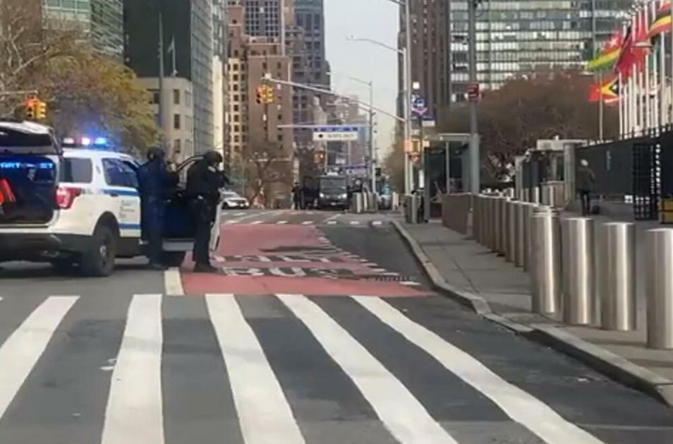 DRAMA U NJUJORKU: Policija opkolila naoružanog napadača u sedištu UN, pregovori u toku VIDEO