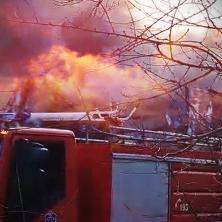 DRAMA U NOVOM SADU! Buknuo požar u stambenoj zgradi: Vatrogasci se bore sa vatrenom stihijom (FOTO)