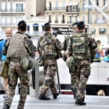 DRAMA U PARIZU NE JENJAVA: Evakuiše se i železnička stanica! Otkriven horor, Makron raspoređuje vojsku širom zemlje