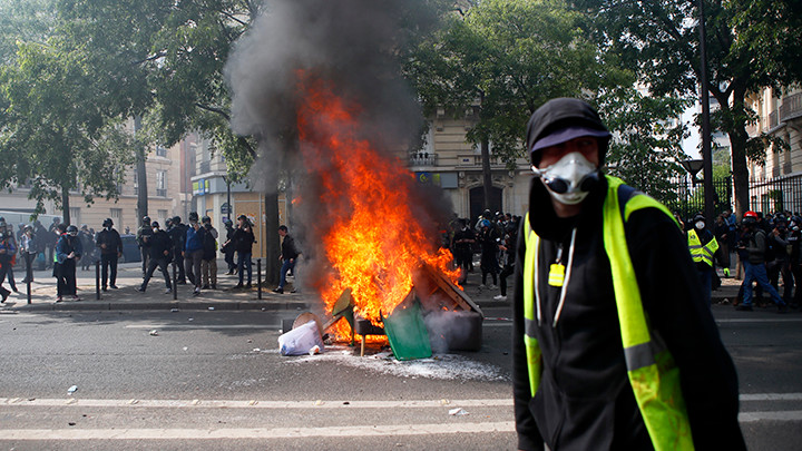 DRAMA U PARIZU! Tokom protesta crnih prsluka uhapšeno 37 migranata!