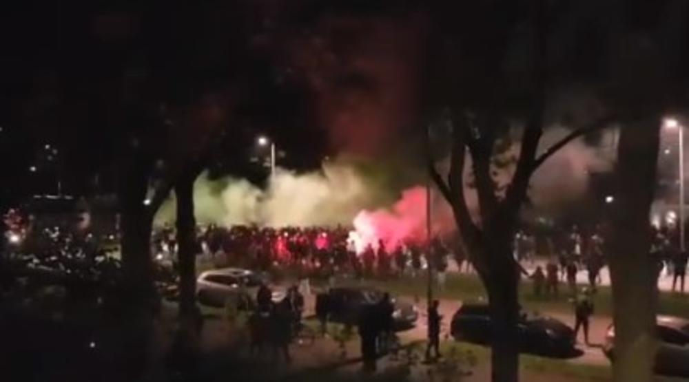 DRAMA U ROTERDAMU: Navijači Fejenorda bakljama i flašama po ekipi posle debakla u derbiju sa Ajaksom (VIDEO)