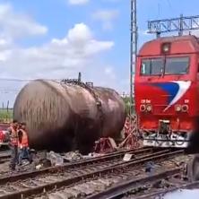 DRAMA U RUSIJI, VOZ ISPAO IZ ŠINA! Došlo je i do požara, oštećen deo pruge (VIDEO)