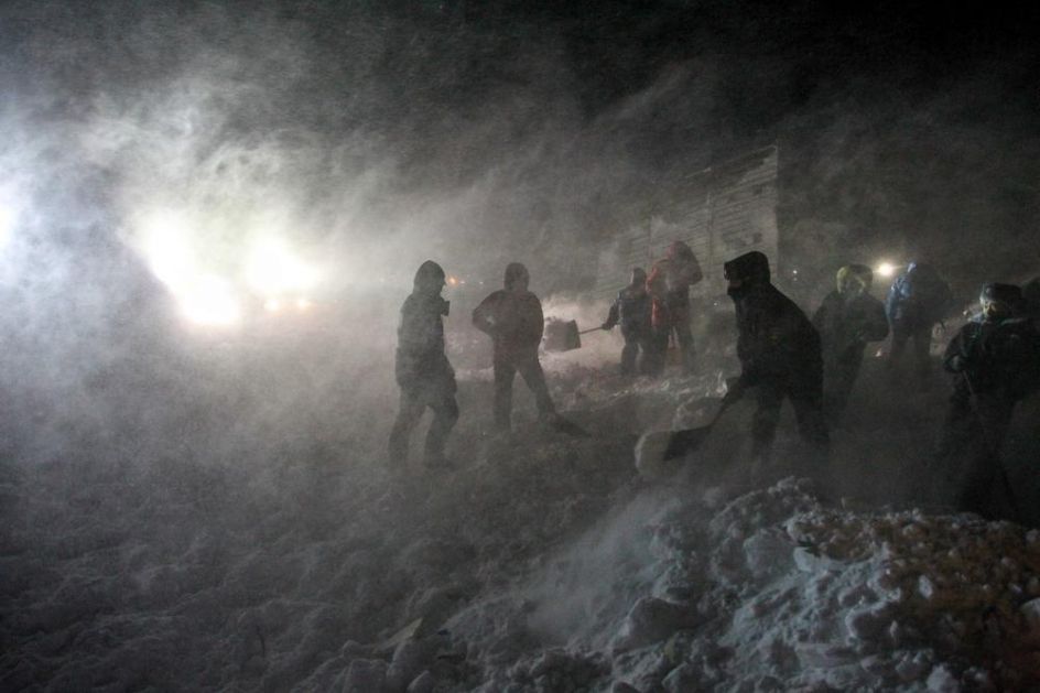 DRAMA U RUSKOM ODMARALIŠTU: Lavina se obrušila na skijašku stazu i zatrpala između 4 i 12 ljudi! Izdato upozorenje na opasnost