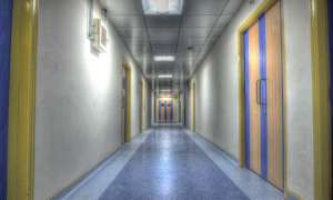 DRAMA U ŠAPCU: Pacijent poginuo nakon pada sa drugog sprata bolnice!