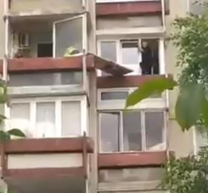 DRAMA U SARAJEVU, DETE ZAPOMAŽE SA 5. SPRATA: Vatrogasci preko balkona pokušavaju da ga spasu (VIDEO)