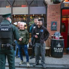 NOVI SUKOBI KATOLIKA I PROTESTANATA: Drama u Severnoj Irskoj -  pronađena bomba ispod policijskog vozila!