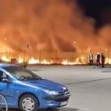 DRAMA U SOMBORU! Gori park, snažan vetar potpiruje vatru, plamen obasjao grad, dim se vidi sa velike udaljenosti (VIDEO)