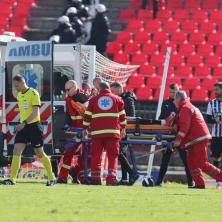 DRAMA U SRPSKOJ LIGI: Fudbaler ostao da leži na travi, hitno morali da mu ukažu pomoć