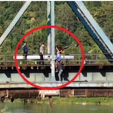 DRAMA U ZENICI: Starac se popeo na most, pretio samoubistvom! (VIDEO)