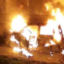 DRAMATIČAN PRIZOR U DVORIŠTU PORODIČNE KUĆE! Vatrena stihija guta automobil, plamen kulja kroz vrata i prozore (FOTO)