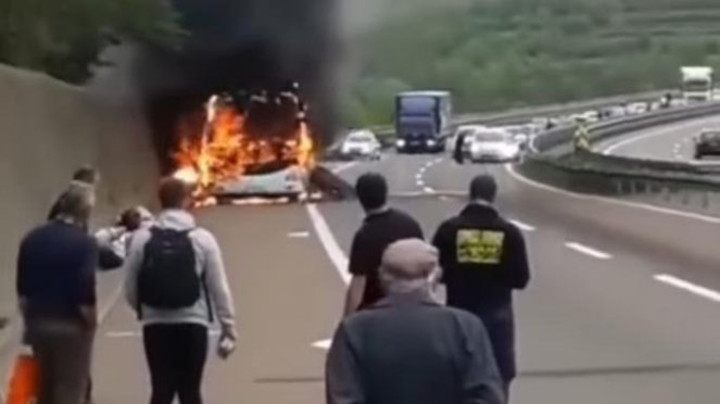 DRAMATIČAN SNIMAK ZAPALJENOG VOZILA - Vatra progutala autobus na autoputu Beograd - Niš (VIDEO)