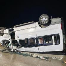 DRAMATIČNA NESREĆA U AUSTRIJI: Minibus sa radnicima se prevrnuo, jedna osoba zarobljena u olupini, među povređenima i Srbi! (FOTO)