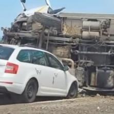 DRAMATIČNA SAOBRAĆAJKA KOD NIŠA: Kamion hladnjača se prevrnuo na autoputu, škoda udarila u njega (VIDEO)