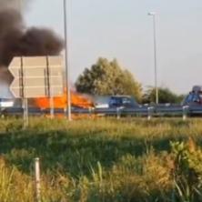 DRAMATIČNA SCENA: Automobil guta vatra na auto-putu Beograd - Niš (VIDEO)