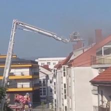 DRAMATIČNA SCENA U NIŠU! : Crni dim kulja iz zgrade: Vatra zahvatila potkrovlje, nema povređenih (VIDEO)