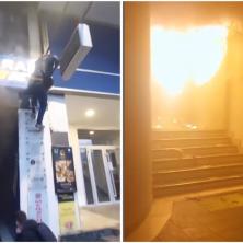 DRAMATIČNE SCENE POŽARA NA TERAZIJAMA: Ljudi iskaču kroz prozore, spašavaju živu glavu - vatra zahvatila i hotel (VIDEO)