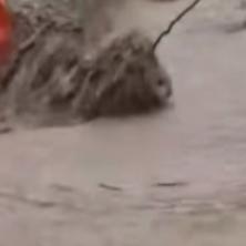 UŽASAVAJUĆI SNIMCI NEVREMENA! Bujica nosi automobile, upozorenje na velike poplave (VIDEO) 