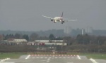 DRAMATIČNI snimci sa aerodroma: Oluja se igra sa avionima kao da su od papira (VIDEO)