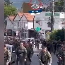 DRAMATIČNO U MITROVICI: Naoružani Kurtijevi specijalci patroliraju ulicama, Vučić na hitnim konsultacijama sa vojnim vrhom (VIDEO)
