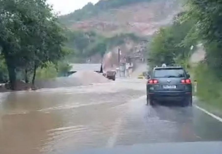 DRAMATIČNO U TUZLANSKOM KANTONU: Padavine prave probleme, nabujale reke prete kućama i mostovima! Kritično u Kladnju