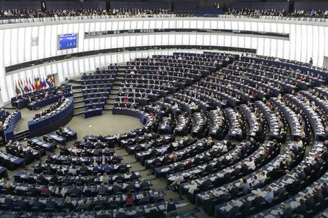 DRHTIŠ LI OD SLASNOG IŠČEKIVANJA Seks-skandal trese Evropski parlament: Političari zlostavljaju mlade asistentkinje, pipkaju ih i MASTURBIRAJU pred njima