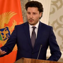 DRITAN UŽIVA U LEPOM DRUŠTVU, NE SKIDA OSMEH SA LICA: Nećete verovati gde smo sreli crnogorskog premijera (FOTO)