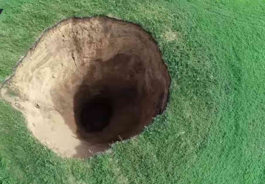 DRON SNIMIO ZASTRAŠUJUĆ PRIZOR: U ruskom gradu se iznenada otvorila rupa duboka 50 metara! (VIDEO)