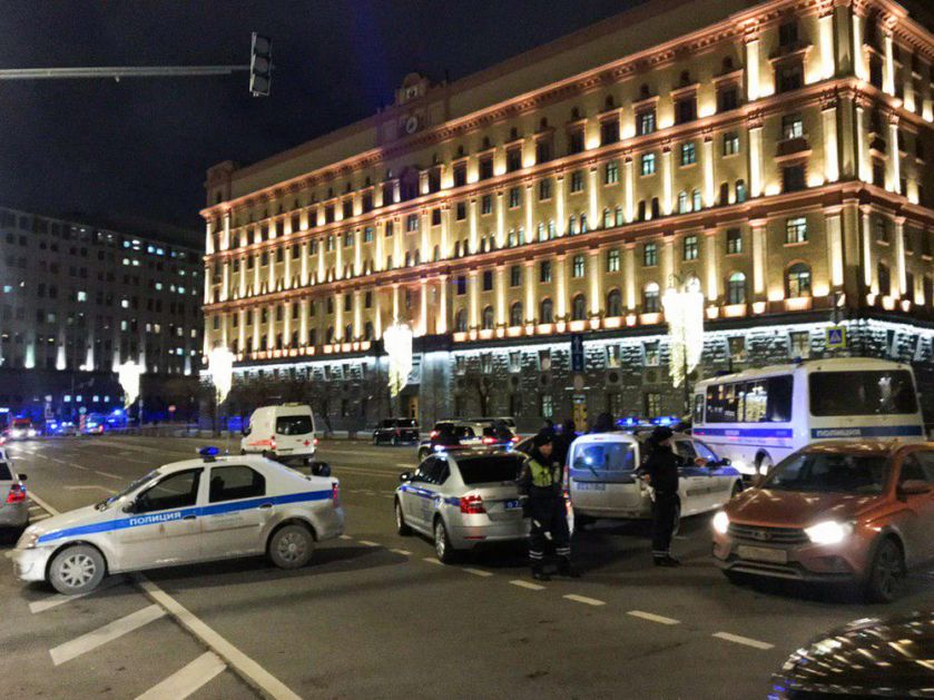 DRUGA ŽRTVA PUCNJAVE U MOSKVI: Preminuo policajac koji je ranjen u rafalnoj paljbi (FOTO, VIDEO)