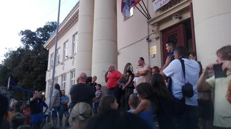 DRUGI PROTEST U ZEMUNU Roditelji odlučili da im deca NE IDU U ŠKOLU zbog smene direktora Ljube Mosurovića