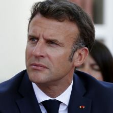 DRŽAVA GORI OD PROTESTA, A MAKRON SE PROVODI: Francuski predsednik izazvao lavinu kritika (VIDEO)