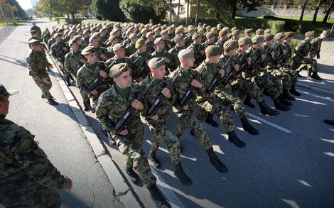 DUG I NEIZVESTAN PUT Vojska razmatra vraćanje obaveze služenja vojnog roka