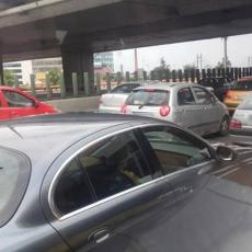 DUPLI PAKAO - PORED VRUĆINE I GUŽVE NAM PRAVE PROBLEM: Evo u kojim delovima Beograda saobraćaj se ne pomera (FOTO)