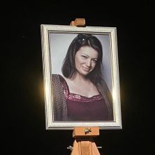 DVA ZNAMENJA u mračnoj dvorani uz fotografiju Gorice Nešović: Snažna simbolika za poslednje ZBOGOM