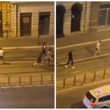 DVADESETORICA NA JEDNOG, BAŠ JUNAČKI Isplivao još jedan snimak tuče u Karađorđevoj ulici, sramni prizori (VIDEO)