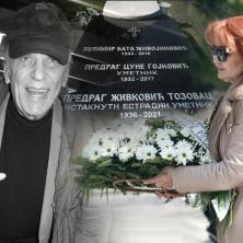 DVE GODINE OD SMRTI TOZOVCA: Na pomenu se pojavila pevačeva udovica - na grob položila venac sa posebnom porukom