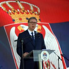 DVE SLIKE SRBIJE Dok jedni divljaju, linčuju i pljuju, Vučić se bori za bolji život građana: Na Vidovdan otvaranje žile kucavice autoputa Miloš Veliki