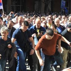 DVERI NAPALE POLICIJU! Vandalski UDAR NA DRŽAVU, opozicija DIVLJA u CENTRU Beograda