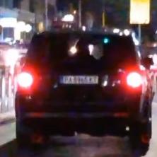 DŽIP BUGARSKIH REGISTRACIJA POKOSIO MOTOCIKLISTU KOD PRAVNOG FAKULTETA: Vozač i suvozač se zamenili, pa utekli policiji (VIDEO)