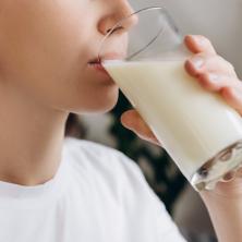 Da li PIJETE MLEKO SVAKOG DANA? Dijetetičarka navela ŠEST MOGUĆIH NUSPOJAVA