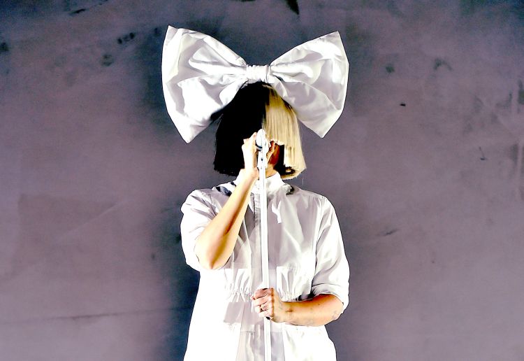 Da li biste je prepoznali da prođe pored vas: Kako stvarno izgleda pevačica Sia? (foto)