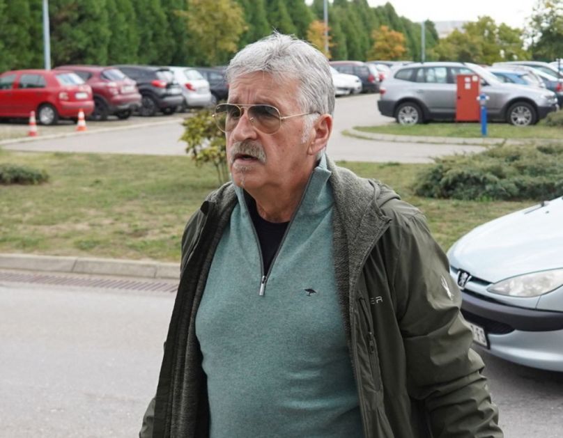 Da li je Bosanac najskromniji na estradi? Dok drugi dolaze u besnim mašinama, on parkirao stari automobil