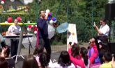 Pevač šokirao javnost pesmom koju je zapevao deci bez roditelja