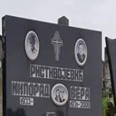 Da li je ovo najbizarniji spomenik u Srbiji? Vera i Milorad se OMILJENE STVARI ne odriču ni na onom svetu (FOTO)