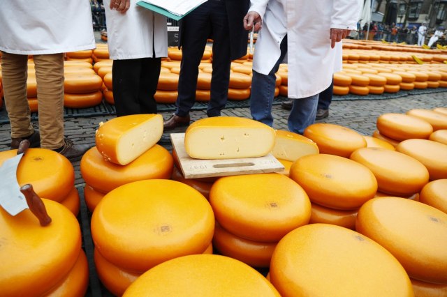 Da li je sigurno jesti sir koji je samo malo plesnjiv?