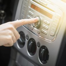 Da li koristite OVO dugme tokom vožnje? Ni najiskusniji vozači ne znaju da pomaže u ŠTEDNJI GORIVA... (FOTO)